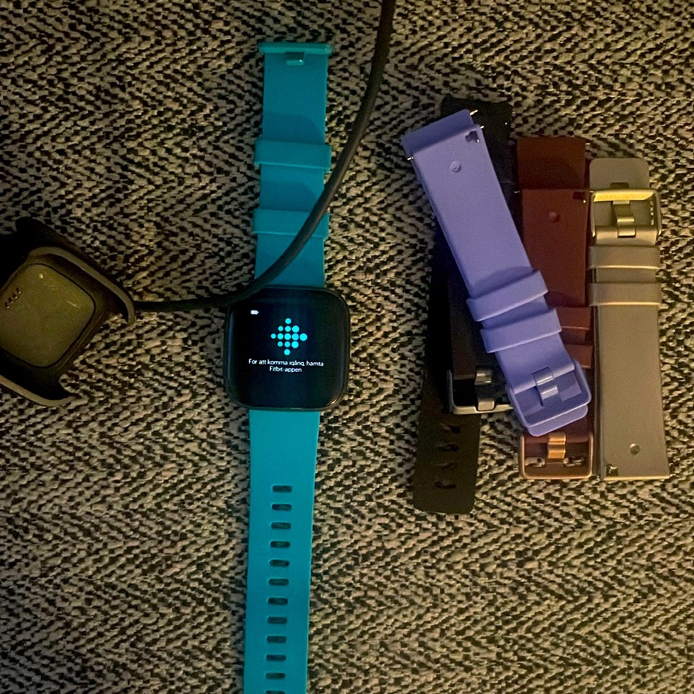 Excellent condition Fitbit Versa 2. Extra watch bands!